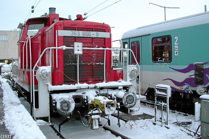 Bahn 193.jpg - Die Rangierlok 363 666-9. Die BR 363 erlaubt Einmann-Rangierfahrten per Fernsteuerung.